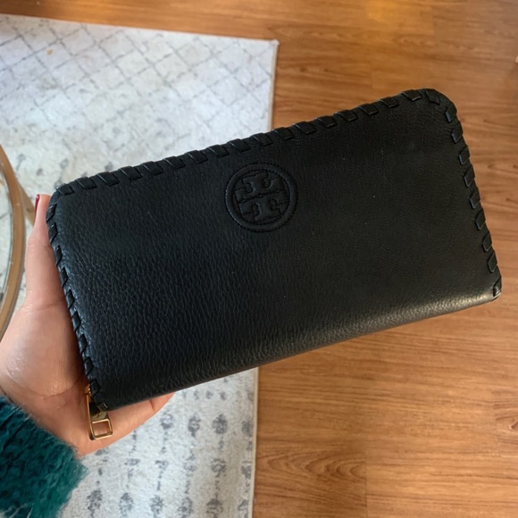 Tory Burch Handbags - Tory Burch Black Zip Wallet